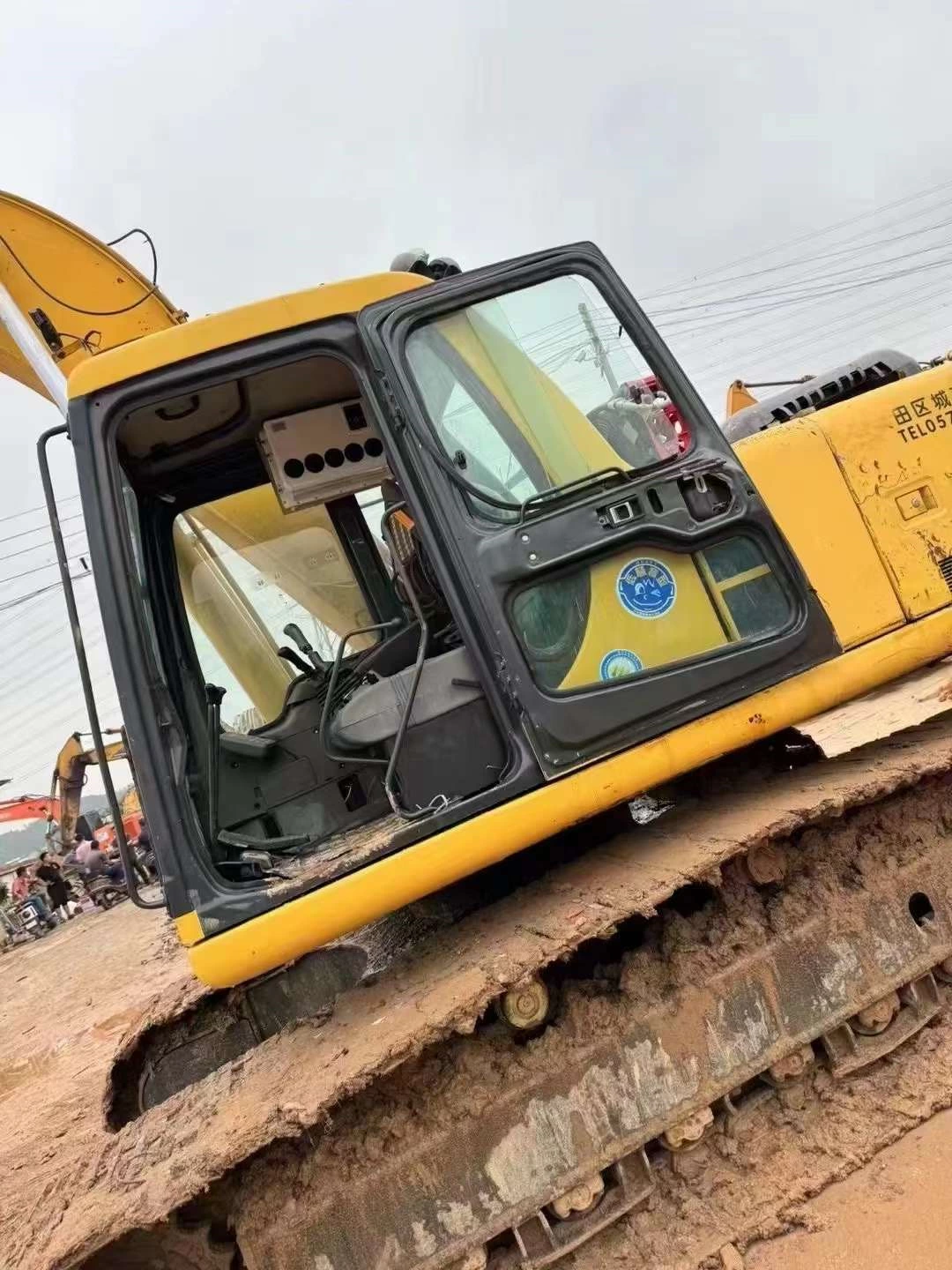 High Quality Komatsu PC220LC Excavator 20 Tons Japanese Made Extended Arm Featuring Premium Engine Pump Earthmoving Machinery